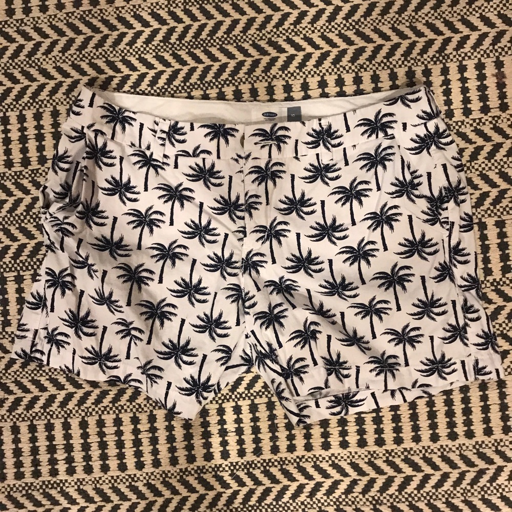 LIGHTLY WORN OLD NAVY WHITE PALM TREE SHORTS